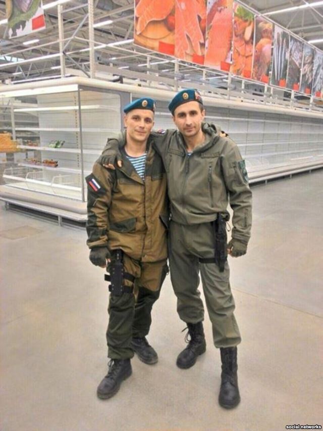 Боевики в донецком супермаркете (фото со страницы Алексея Мацуки в Фейсбук)