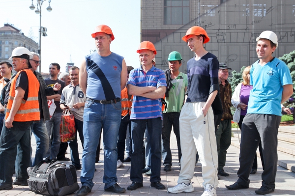 Close to 300 builders picket the Kyiv city state administration on May 21 with a demand not to stop the construction of the shopping mall near the Osokorky subway station.