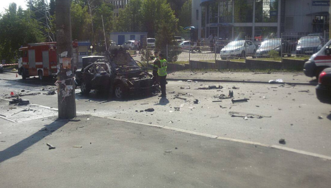 Подорванный автомобиль, в котором находился Максим Шаповал
