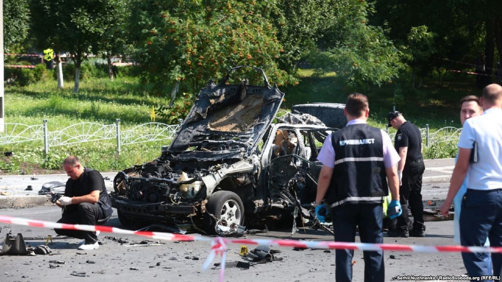 Подорванный автомобиль, в котором находился Максим Шаповал