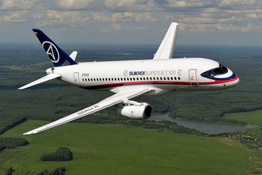 В России во время полета у самолета Sukhoi Superjet оторвалась обшивка двигателя