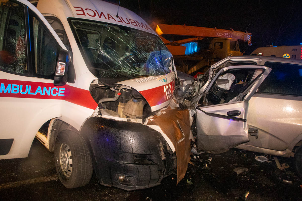 В Киеве «скорая» попала в лобовое ДТП с легковушкой, погибла семья