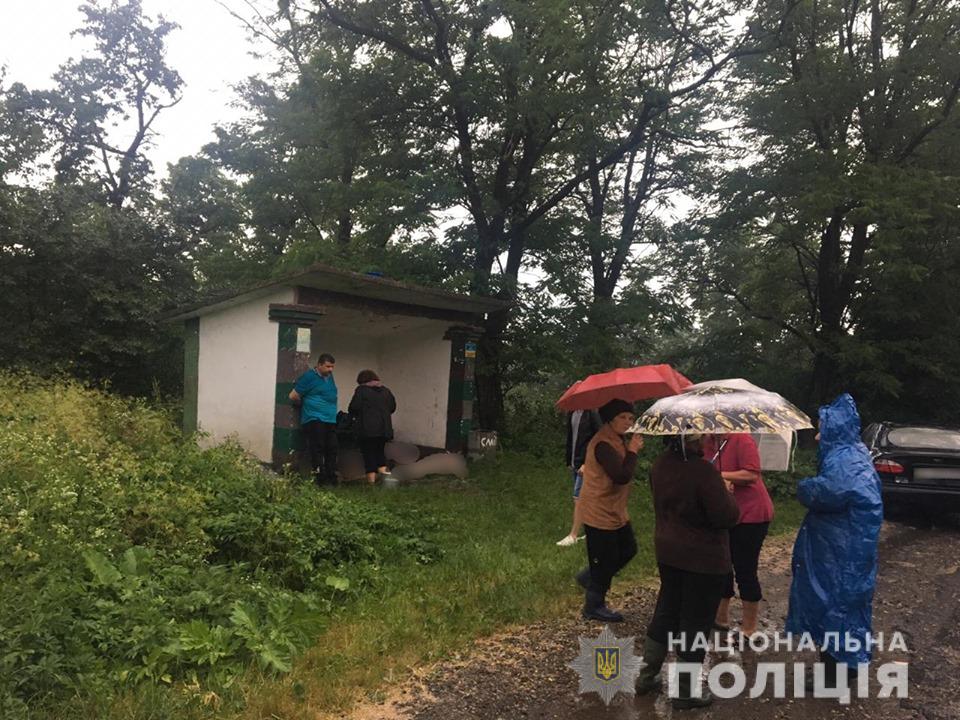 На Прикарпатье молния попала в остановку, много жертв