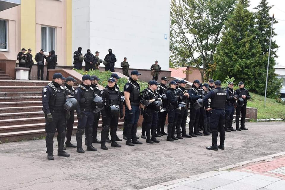 На округе, где проиграл Пашинский, появились титушки, в город вертолетом перебросили спецназ МВД