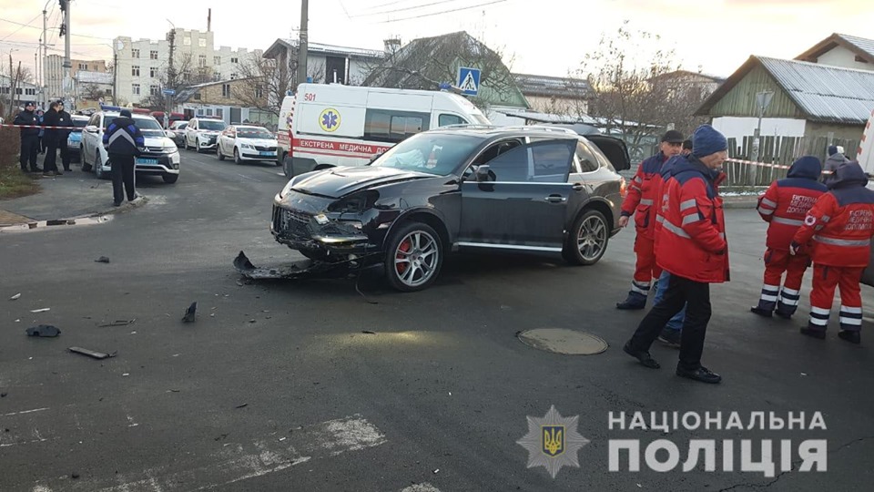 Раздавило пассажиров: Под Киевом Porsche перевернул маршрутку