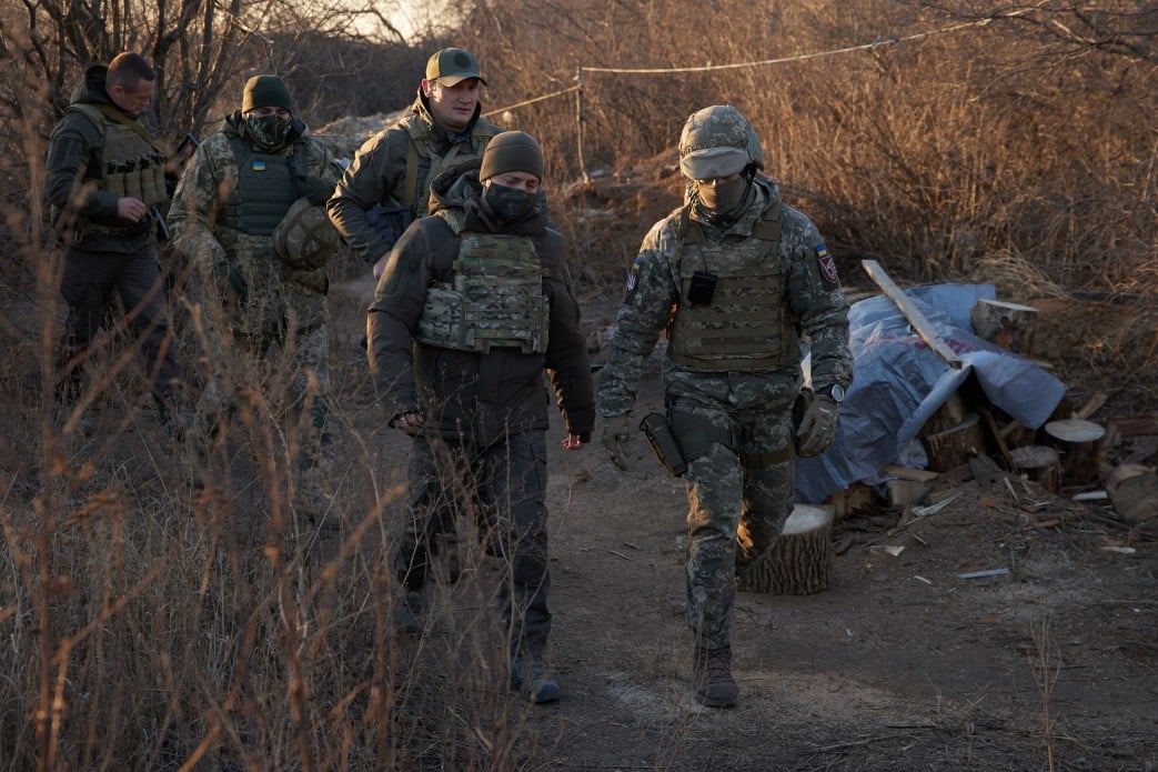 Зеленский приехал на Донбасс к военным