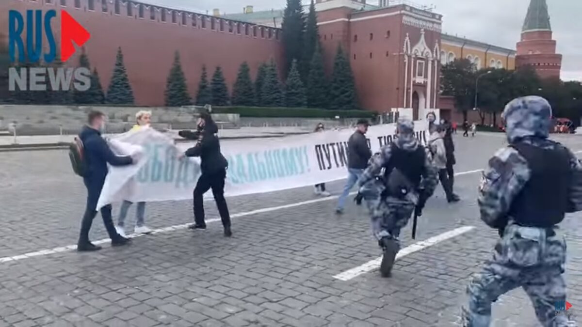 «Путина в тюрьму»: Активисты устроили акцию протеста на Красной площади. Она продлилась несколько секунд