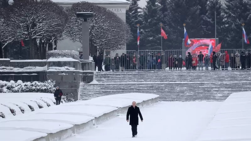 Снайперы на крышах и дезинфекция снега: Как Путин съездил на Пискаревское кладбище