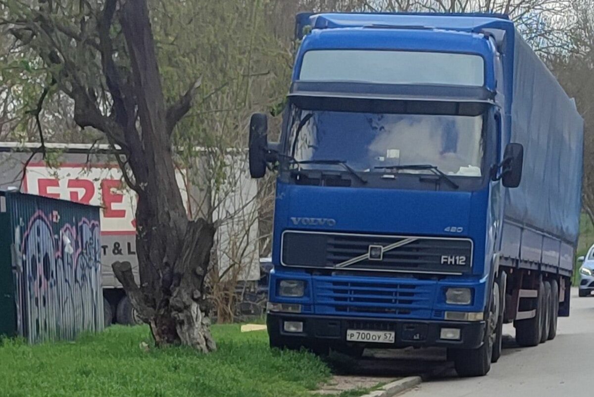 У военного госпиталя в Севастополе заметили фуру с гробами