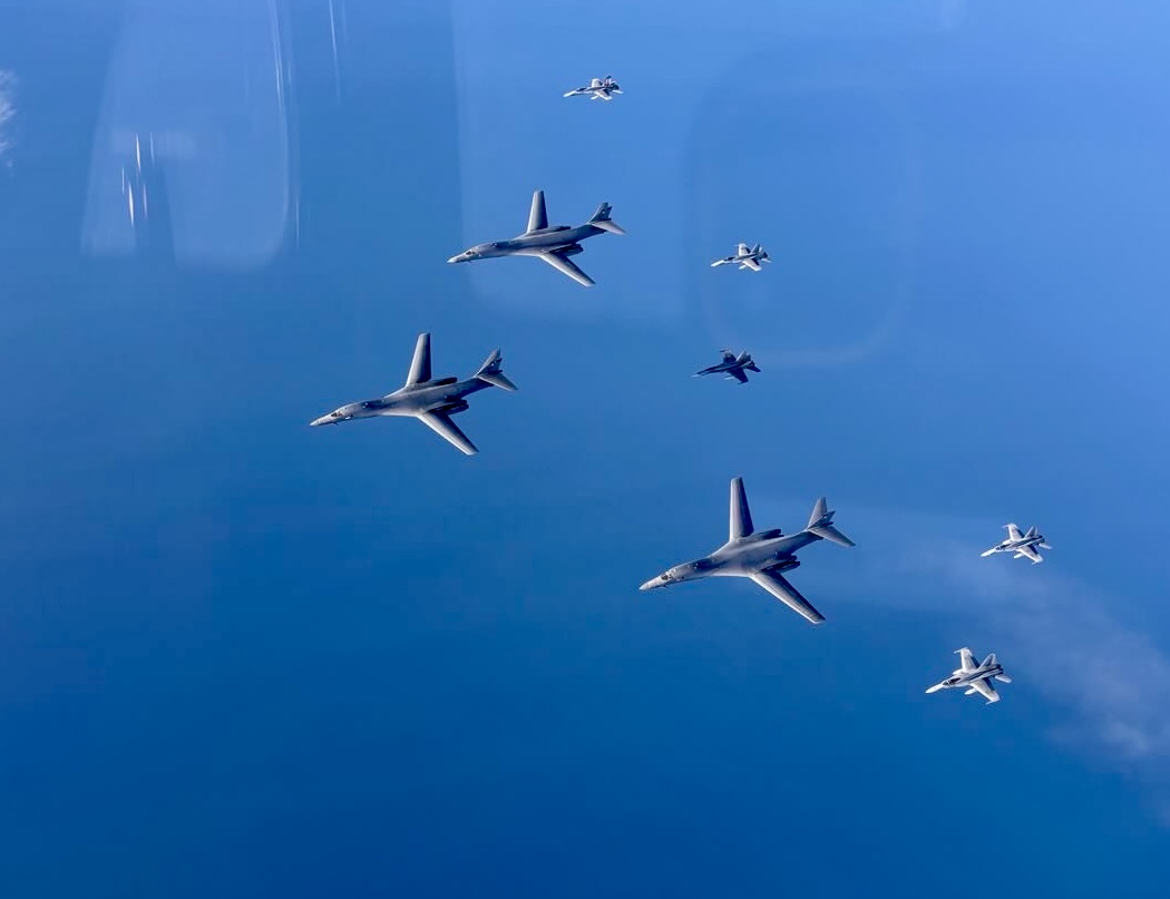 b-1b lancer бомбардувальник