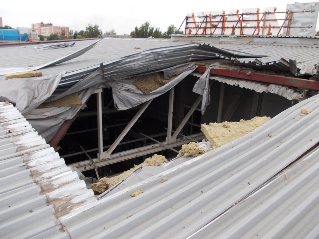 В Луганске снаряд попал в супермаркет