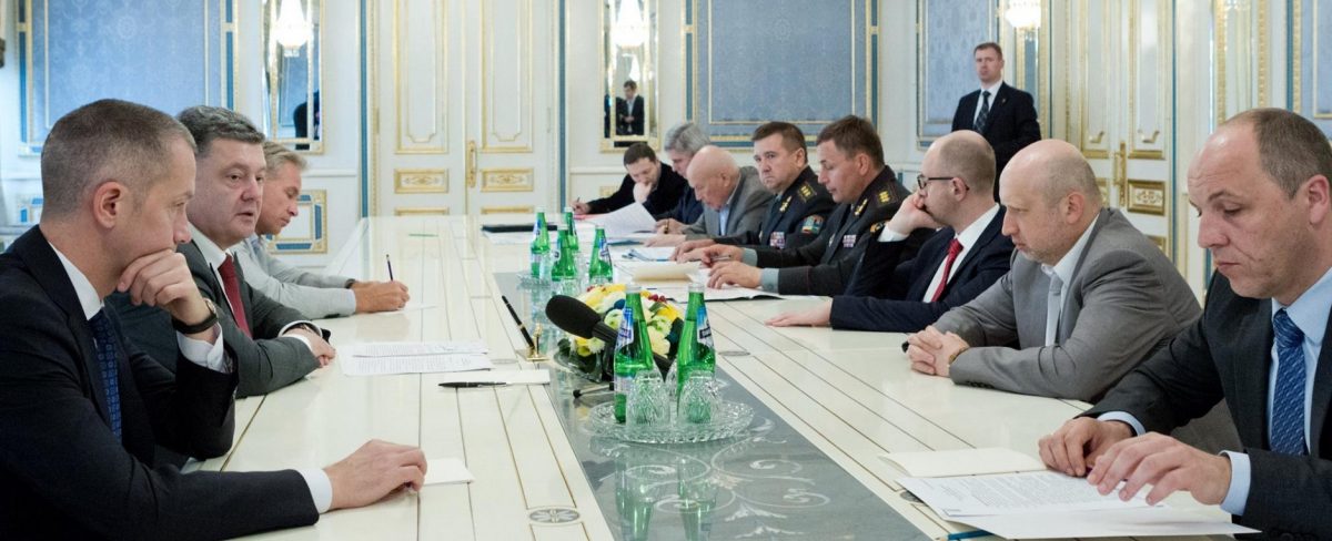 Порошенко проводит совещание с силовиками